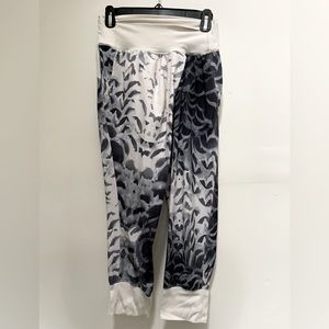 Lululemon (almost Vintage) pants Size 6 wild fun animal print joggers